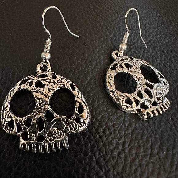 Gothic Day of the Dead Skull Silver Tone earrings - Picture 1 of 3